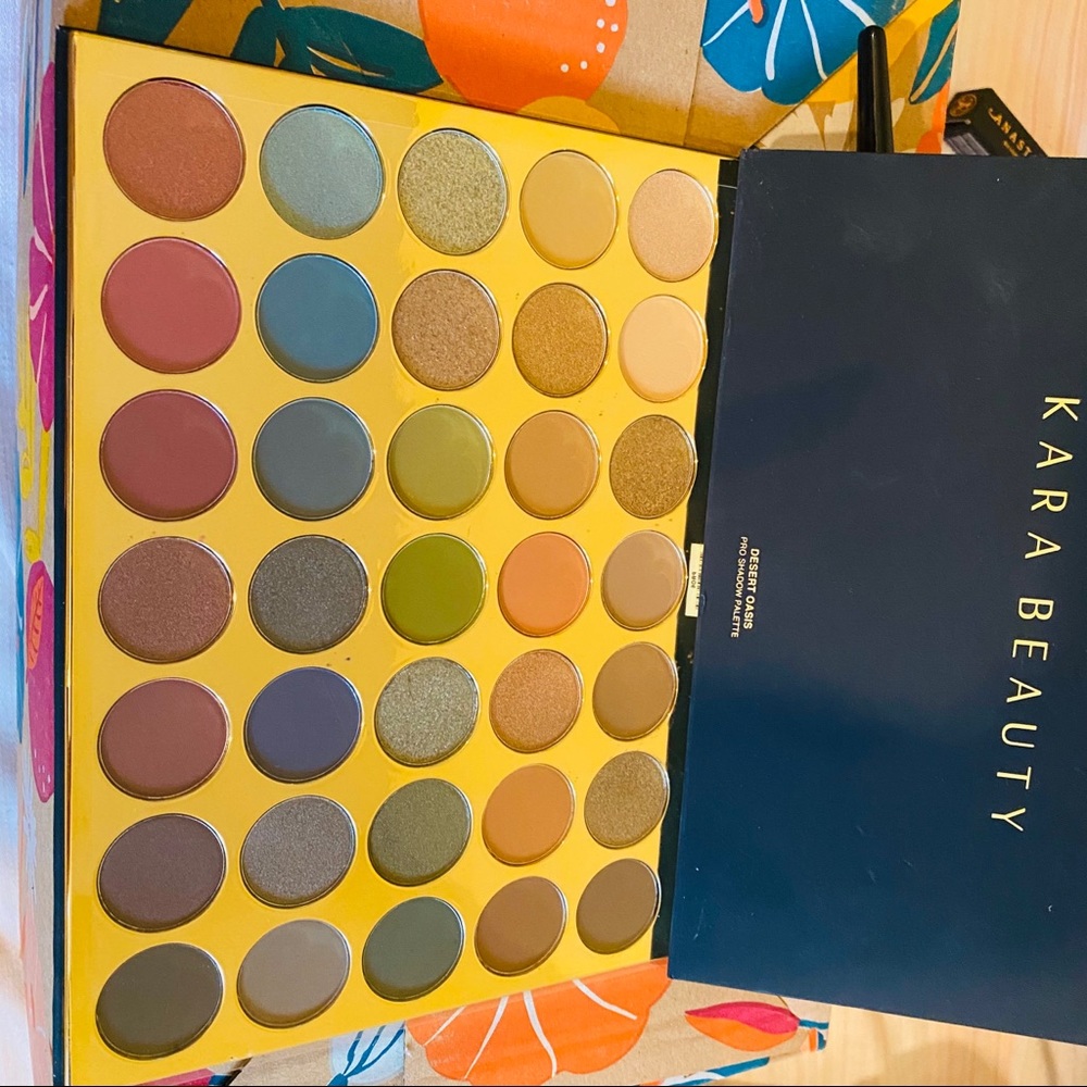 Kara Beauty Eyeshadow palette